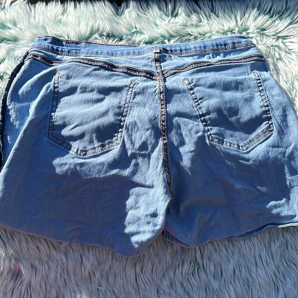 MID LENGTH WOMEN'S SHORTS - Picture 6 of 8